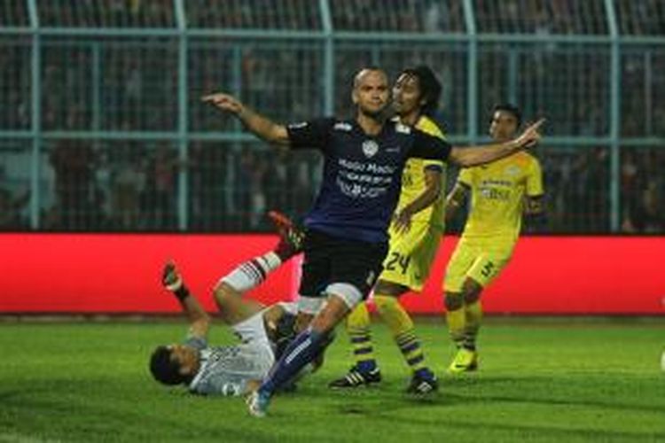 Bek Arema Cronus, Kiko Insa, merayakan golnya seusai membobol gawang Persegres Gresik United, pada pertandingan perdana penyisihan Grup A Piala Jenderal Sudirman, di Stadion Kanjuruhan, Selasa (10/11/2015). 