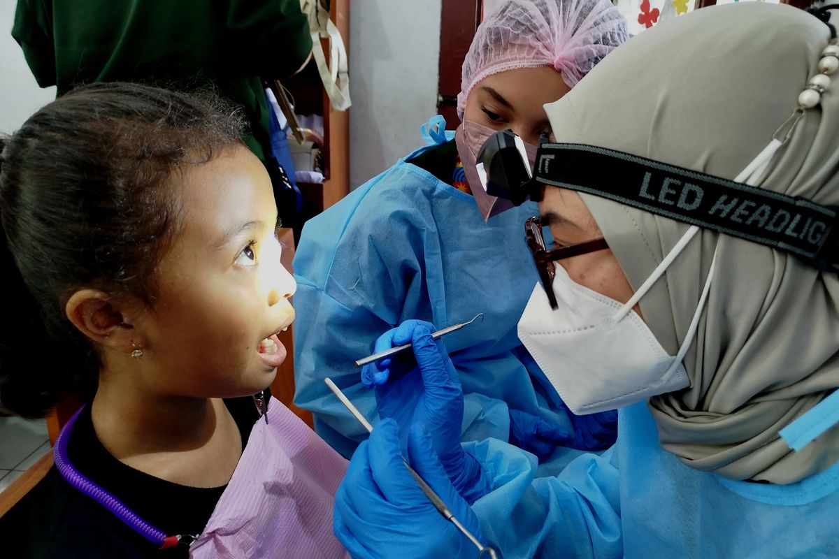 Mahasiswa FKG Unjani memeriksa kesehatan gigi anak-anak Banyuwangi. 