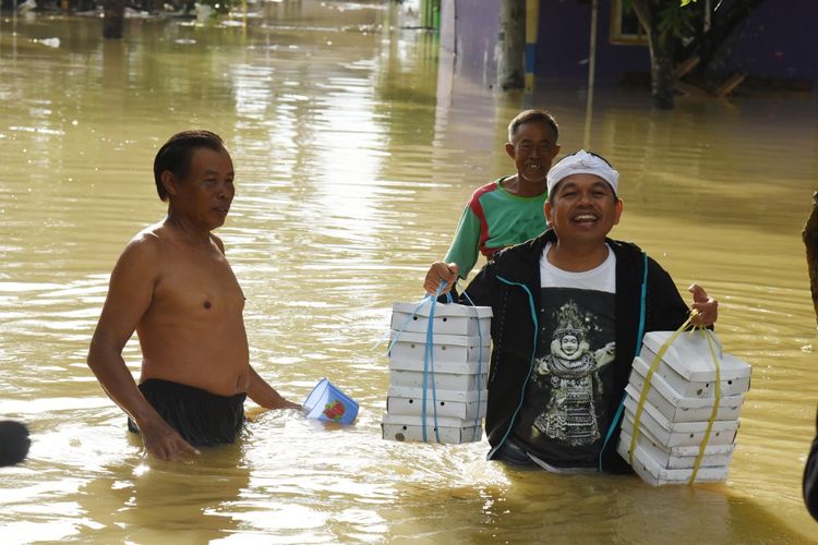 Wakil Ketua Komisi IV DPR RI Dedi Mulyadi saat memberi bantuan untuk korban banjir di Karawang, Selasa (25/2/2020).