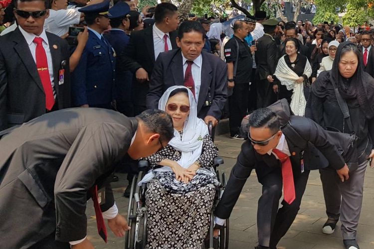 Agus HarimuSinta Nuriyah Wahid saat menghadiri pemakaman Presiden RI ke-3 BJ Habibie di TMP Kalibata, Jakarta Selatan, Kamis (12/9/2019)