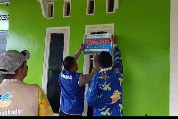Pemasangan stiker Keluarga Miskin di Kabupaten Kepahiang, Bengkulu. (Dok, Helmi Johan).