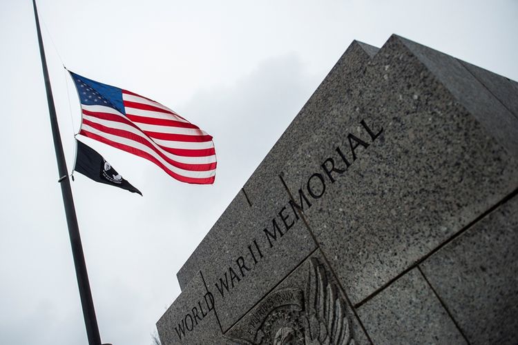 Bendera setengah tiang dikibarkan di Monumen Perang Dunia II di Washington DC untuk menghormati mantan presiden AS George HW Bush yang meninggal pada Jumat (30/11/2018).