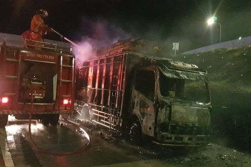 Truk Pengangkut Buah Terbakar di Jalan Tol Ungaran-Bawen