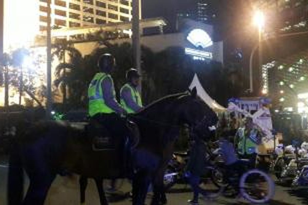 Patroli kuda polisi di Car Free Night, Bundaran Hotel Indonesia, Kamis (31/12/2015).