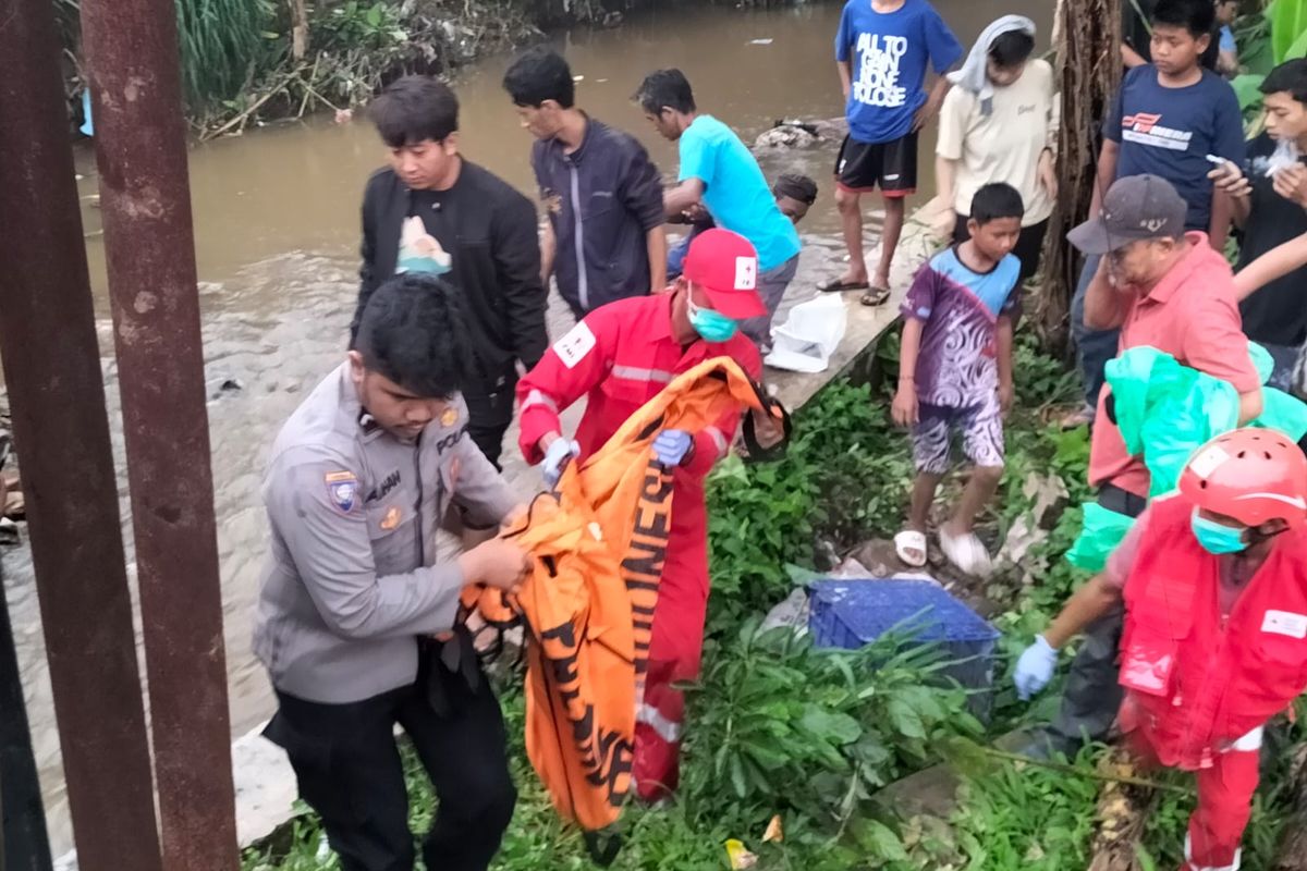 Proses evakuasi mayat bayi laki-laki yang ditemukan di sungai kebon jengkol, Kelurahan Naggeleng, Kecamatan Citamiang, Kota Sukabumi, Minggu (17/11/2024).