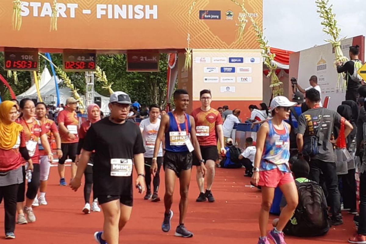 Hamdan Sayuti merupakan pelari nasional pertama yang memasuki garis finish pada kategori Marathon setelah sejumlah pelari dari Kenya. 