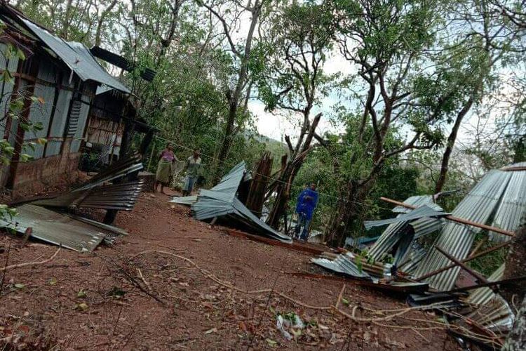Rumah warga Desa Banain yang rusak akibat angin kencang