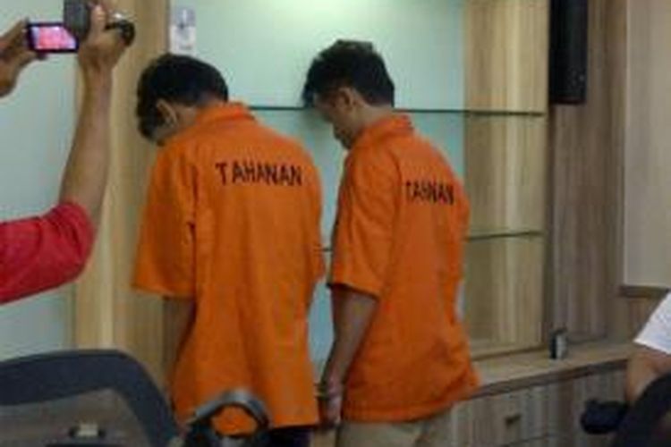 YA dan BT, dua tersangka pembunuh mahasiswa Universitas Bina Nusantara Jakarta ditangkap aparat Kepolisian Daerah Metro Jaya, Senin (15/7/2013).