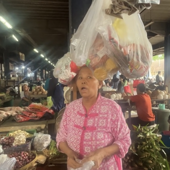 Pedagang bumbu dan di Pasar Minggu, Jakarta Selatan, Gemi (58) mengeluhkan harga plastik kepada Menteri Koordinator Bidang Pangan Zulkifli Hasan (Zulhas), Sabtu (28/3/2026).