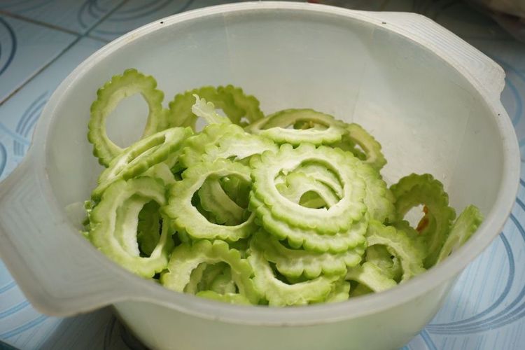 Membuang biji pare adalah salah satu cara agar pare tidak pahit.