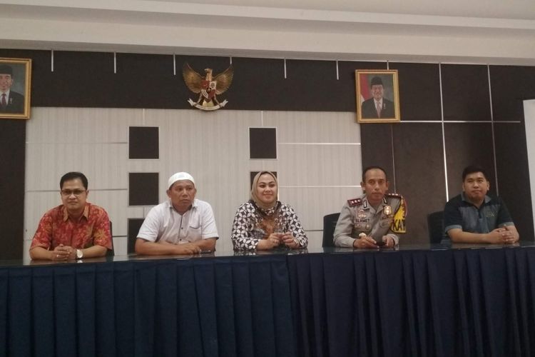 Kapolres Karawang AKBP Slamet Waloya (dua dari kanan) dan Bupati Karawang Cellica Nurrachadiana (tengah) mengklarifikasi isu persekusi dan kriminalisasi yang terjadi di Karawang, Jumat (18/1/2019).