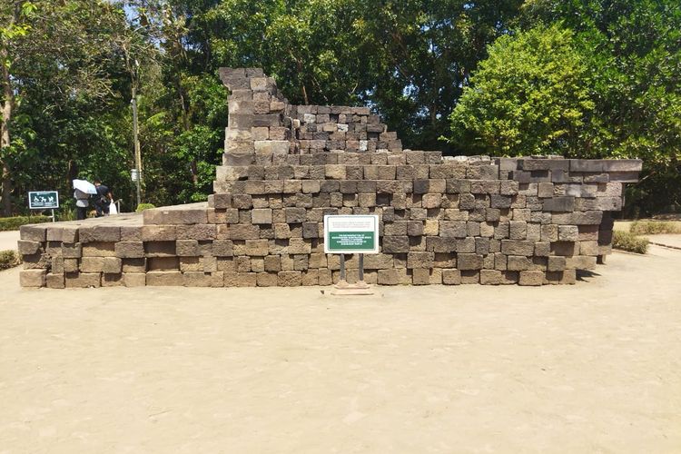 Tumpukan batu yang dulunya menutupi empat panil Relief Karmawibhangga yang saat ini terbuka