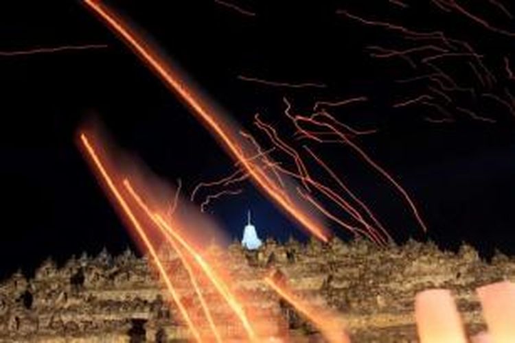 Garis cahaya berasa dari lampion yang dilepaskan umat Buddha dalam puncak perayaan Waisak di Candi Borobudur, Magelang, Jawa Tengah, Jumat (28/5/2010) malam. Sebelum pelepasan lampion, umat dan para bhiksu melakukan Pradaksina atau mengelilingi candi sebanyak tiga kali.
