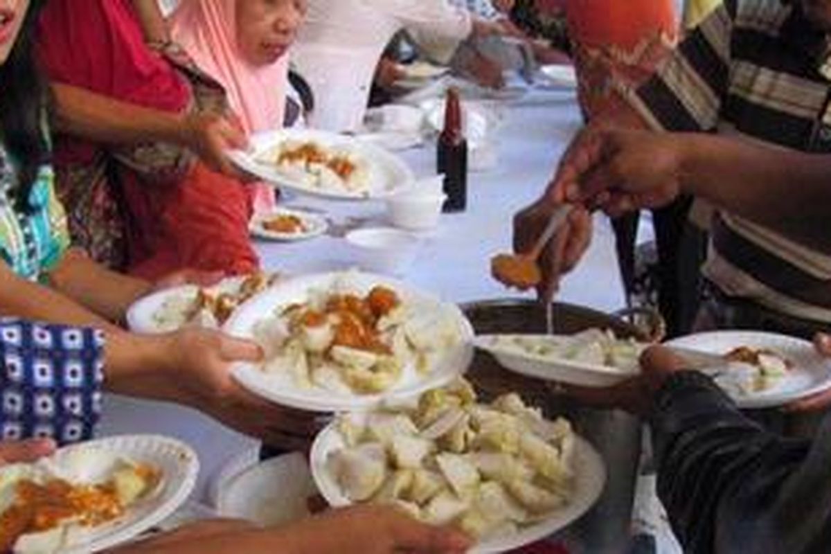 Memperingati hari Jadi Bogor ke-528, Pemerintah Kota Bogor menyediakan makanan gratis bagi warga yang hadir dalam sidang paripurna DPRD Kota Bogor, Kamis (3/6/2010). Sekitar 300 orang warga, diluar undangan resmi untuk mengahdiri sidang tersebut, datang berebut mengambil dan menikmati hidangan gratis tersebut. Acara tersebut adalah acara rutin setiap memperingati HJB.