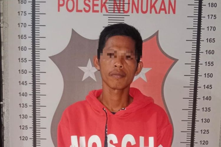 AJ (33) warga Pulau Sebatik, Nunukan Kaltara yang melakukan penipuan dengan menjual 32 karung rumput laut fiktif demi judi slot dan menambal hutang ke sejumlah pembeli rumput laut