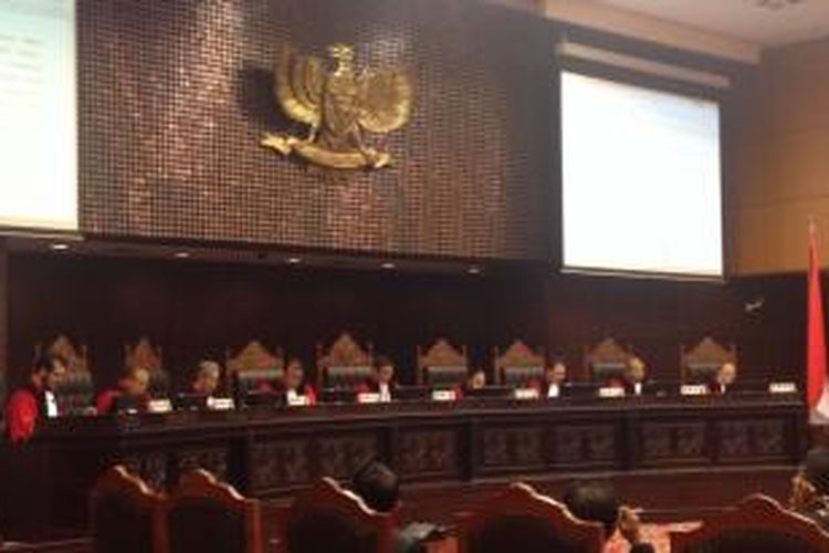 Mahkamah Konstitusi menjatuhkan putusan yang memenangkan pihak pasangan Gubernur dan Wakil Gubernur Lampung Terpilih Ridho Fikardo-Bakhtiar, di Gedung MK, Jakarta, Rabu (14/5/2014).
