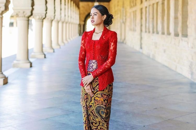 Artis peran dan penyanyi Maudy Ayunda, mengenakan kebaya kutu baru warna merah saat acara kelulusan dari Stanford University, Stanford, California, AS.