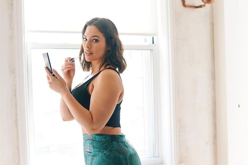 Rayakan Bentuk Tubuh, Ashley Graham Selfie Tanpa Busana