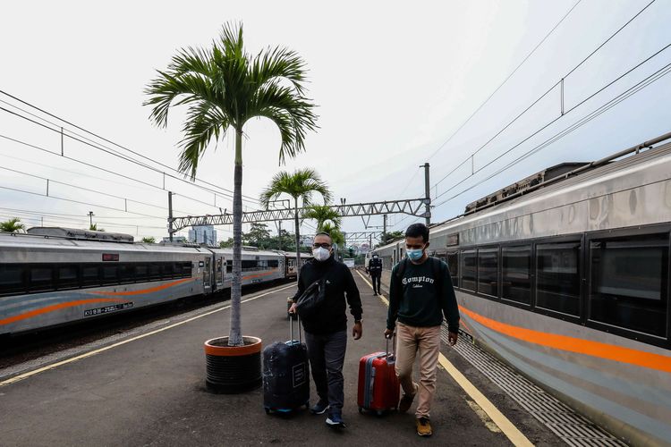 Penumpang kereta api berjalan setibanya dari Solo, Jawa Tengah di Stasiun Gambir, Jakarta Pusat, Senin (17/5/2021). PT Kereta Api Indonesia (KAI) Daop 1 Jakarta menyampaikan, arus kedatangan penumpang yang menggunakan kereta api jarak jauh masih terpantau kondusif di Jakarta pada Senin (17/5/2021), volume kedatangan di Stasiun Pasar Senen berkisar 5.000 penumpang, sedangkan untuk Stasiun Gambir berkisar 3.500 penumpang.