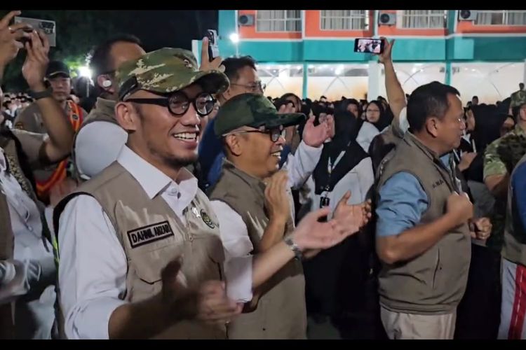 Wakil Menteri Haji dan Umrah Republik Indonesia Dahnil Anzar Simanjuntak menyaksikan yel para calon petugas haji 2026 yang tengah dilatih semi militer di Asrama Haji Pondok Gede, Jakarta, Kamis (15/1/2026) malam.