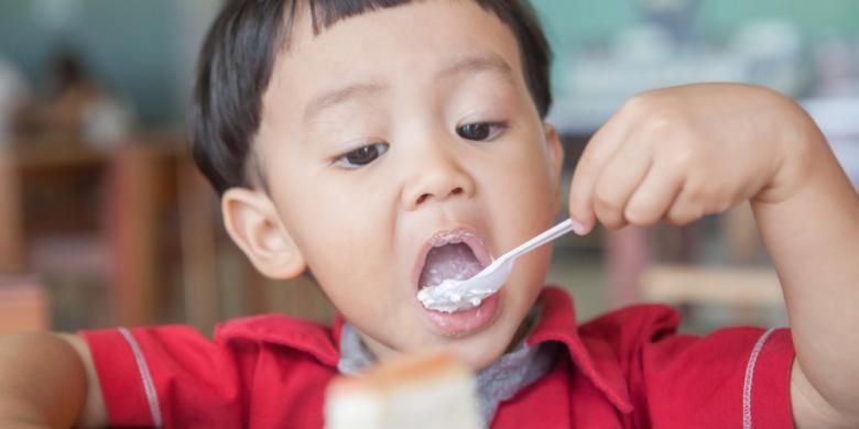 Ilustrasi anak makan makanan manis. Seorang ahli gizi masyarakat mengatakan bahwa anak-anak tidak membutuhkan gula, melainkan karbohidrat. 