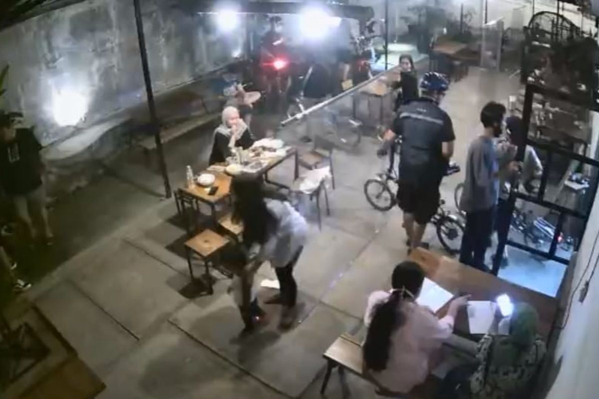 Pesepeda menerobos masuk dengan mengayuh sepedanya di dalam kafe di Semarang, Kamis (12/6/2020).