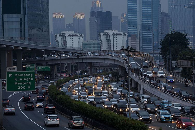 Suasana kendaraan terjebak macet di Jalan Tol Cawang-Grogol, Jakarta Selatan, Jumat (5/6/2020). Pada hari pertama penerapan Pembatasan Sosial Berskala Besar (PSBB) transisi, lalu lintas di sejumlah jalan di DKI Jakarta terpantau padat hingga terjadi kemacetan.