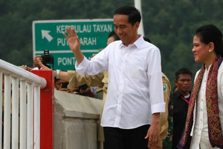 Presiden Joko Widodo dan Ibu Negara Iriana Jokowi melihat konstruksi Jembatan Kapuas Tayan di Kecamatan Tayan, Kabupaten Sanggau, Kalimantan Barat, Selasa (22/3/2016).