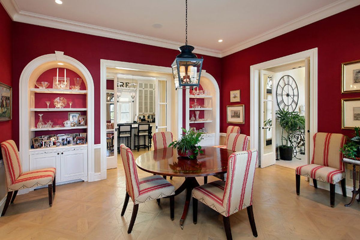 Interior rumah berwarna merah.