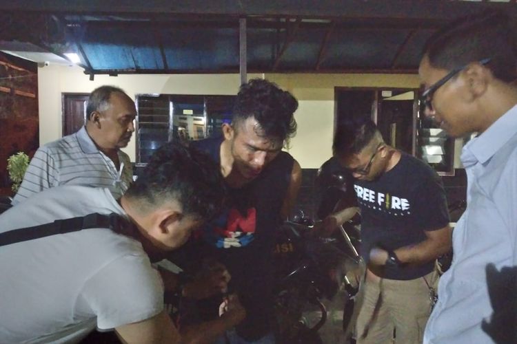 Polisi dari jajaran Polsek Cianjur kota, Resor Cianjur, Jawa Barat menggelandang pelaku curanmor ke mapolsek setempat, Senin (13/05/2019) malam