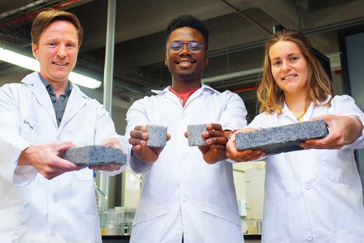 Batu bata yang terbuat dari air kencing manusia tersebut merupakan inovasi yang dibuat oleh para peneliti dari University of Cape Town