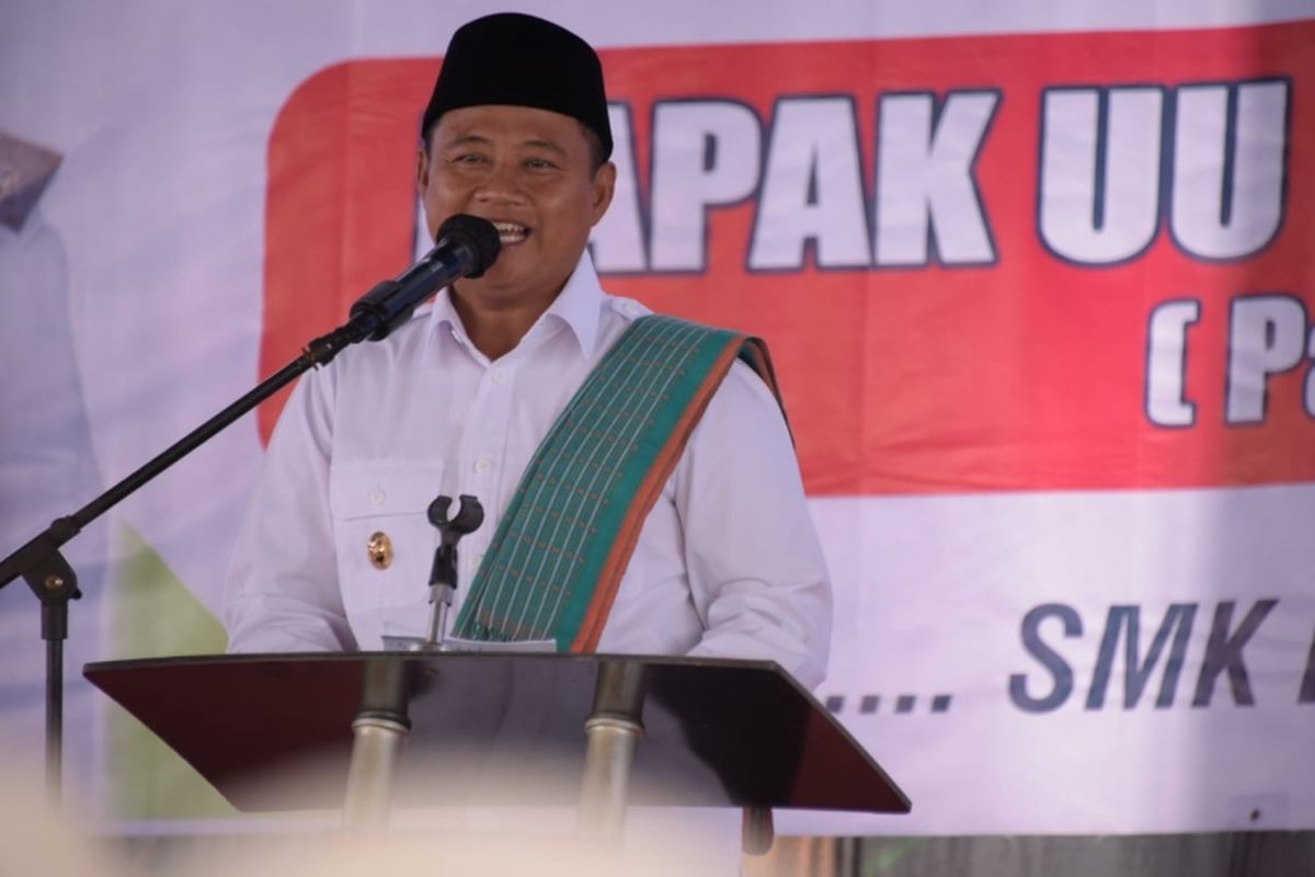 Wakil Gubernur Jawa Barat (Jabar) Uu Ruzhanul Ulum saat meresmikan program SMK Membangun Desa di SMK Karya Nasional, Kabupaten Kuningan, Jumat (2/4/2021)