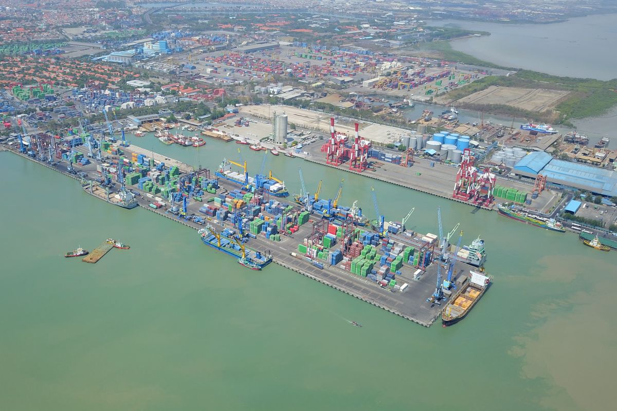 Kegiatan operasional di Terminal Berlian Surabaya.