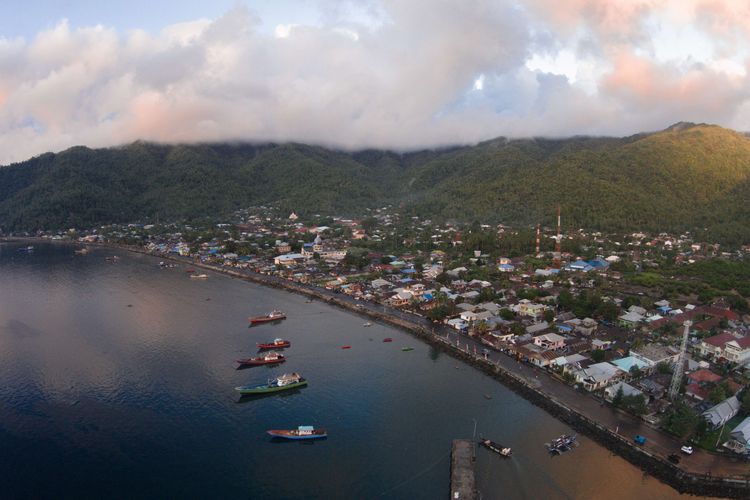 Pemandangan Teluk Tahuna, Kabupaten Kepulauan Sangihe, Sulawesi Utara, Senin (26/1/2015). Kabupaten Kepulauan Sangihe yang berbatasan langsung dengan Filipina menetapkan tahun 2015 sebagai Tahun Wisata yang bertajuk TuMore Sangihe dengan andalan wisata seperti air terjun, menyelam (diving), pantai, pegunungan, kuliner, dan pentas budaya Sangihe.. KOMPAS IMAGES/KRISTIANTO PURNOMO