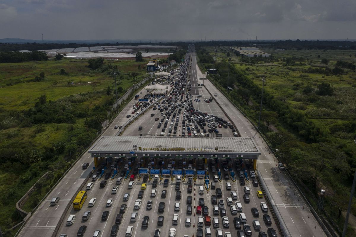 Antrean kendaraan menuju arah Jakarta di Gerbang Tol Cikampek Utama, Karawang, Jawa Barat, Jumat (6/5/2022). Pada H+3 Lebaran 2022, ruas Jalan Tol Jakarta-Cikampek mengalami kepadatan volume kendaraan dan diperkirakan puncaknya pada H+5 atau 8 Mei 2022.