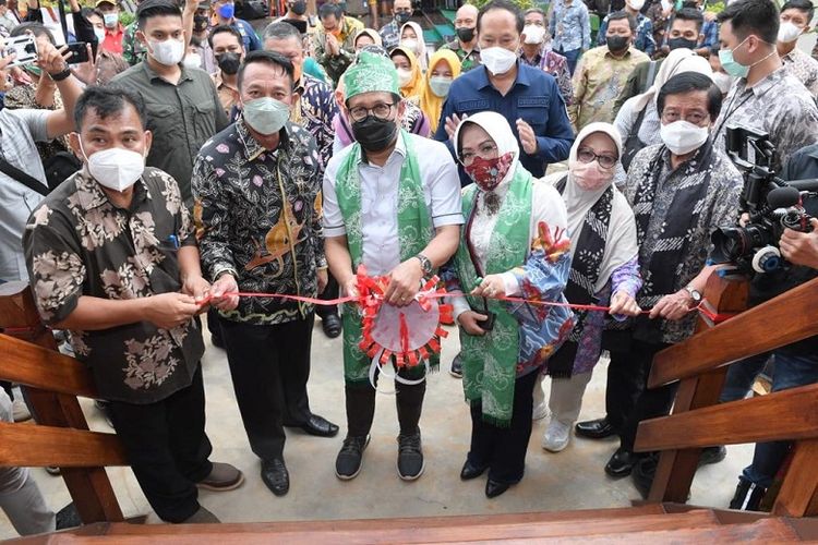 Menteri Desa, PDT, dan Transmigrasi Abdul Halim Iskandar didampingi Ibu Lilik Umi Nasriyah, bersama Wakil Gubernur Bangka Belitung Abdul Fatah, Bupati Belitung Timur Burhanudin meresmikan Sarana dan Prasarana Pendukung Pengembangan Obyek Wisata Desa Mekar Jaya dan Desa Burong Mandi, Belitung Timur, Jumat (19/11/2021).