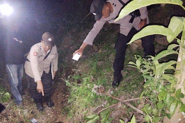 Petugas polisi saat melakukan olah TKP carok di Desa Bumirejo, Kecamatan Dampit, Kabupaten Malang, Sabtu (9/11/2024) malam