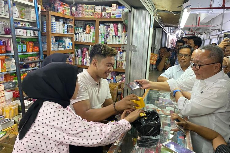 Pedagang Pasar Asemka, Tamansari, Jakarta Barat, curhat kepada Mendag Zulkifli Hasan soal sepinya pembeli, Jumat (29/9/2023). 