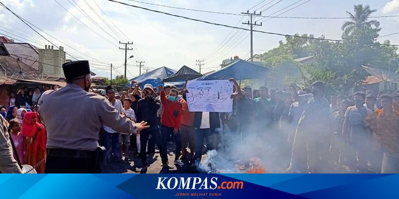 Kisruh soal BLT, Warga Bentrok dengan Polisi hingga 2 Mobil Dibakar