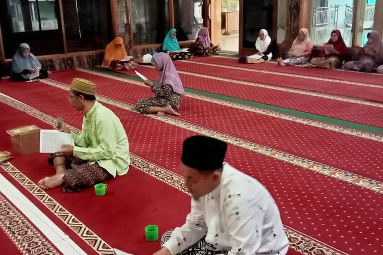 Menyambut Muktamar ke-35 Nahdlatul Ulama (NU), warga Nahdliyin di Kabupaten Jombang, Jawa Timur, menggelar kegiatan Khatmil Qur'an secara serentak pada Minggu (23/8/2026).