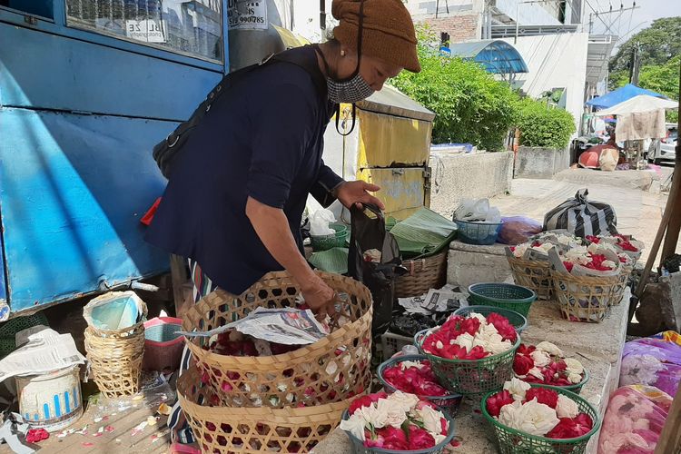 Darmi (60) seorang nenek yang berjualan bunga tabur di Jalan Kyai Shaleh Semarang, Senin (25/5/2020).