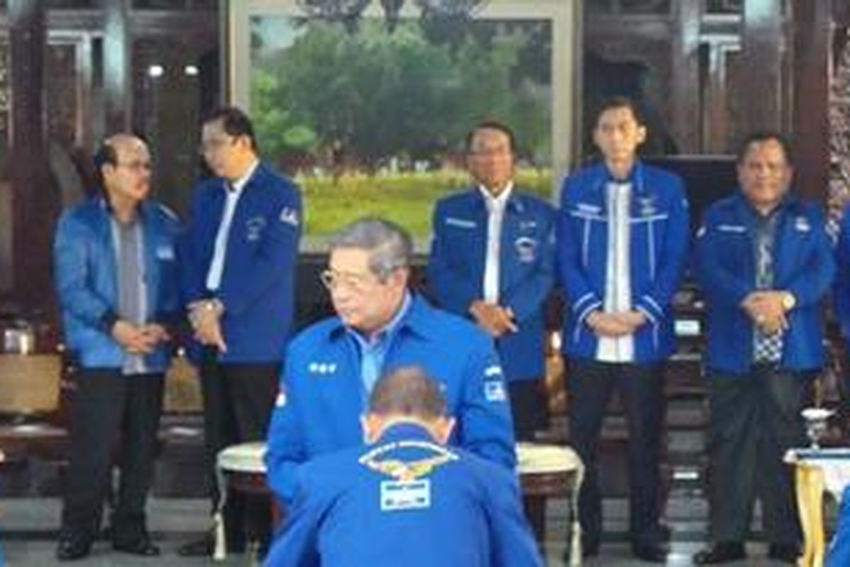 Susilo Bambang Yudhoyono selaku Ketua Majelis Tinggi Partai Demokrat menyaksikan penandatanganan pakta integritas oleh kader Partai Demokrat di Cikeas, Bogor, Jawa Barat, Minggu (10/2/2013).