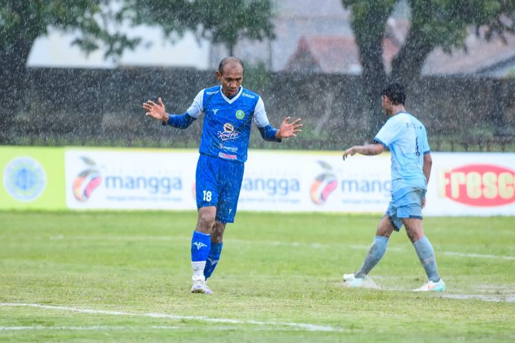 Aris Budi pesepakbola berusia 49 tahun saat membela PSHW Ponorogo yang berkompetisi di Liga 4 2024/2025 Jawa Timur.
