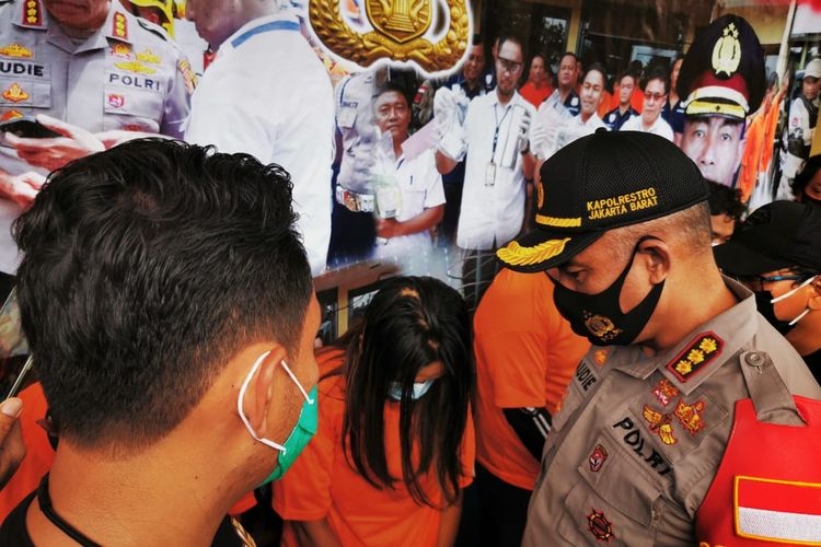 Pelaku penggelapan mobil rental berinisial YR (40). Pelaku ditangkap oleh Polres Jakarta Barat pada Minggu (15/11/2020).