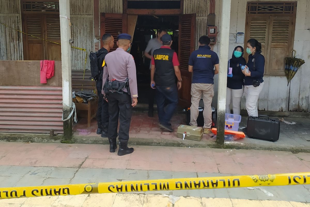 Tim Labfor dan Inafis melakukan olah TKP tahap kedua di lokasi ledakan di di Grumbul Leler, Desa Randegan, Kecamatan Kebasen, Kabupaten Banyumas, Rabu (15/6/2022).