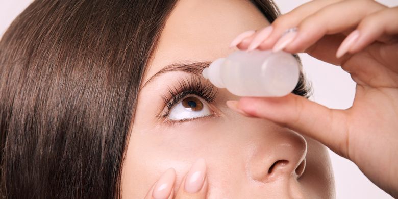 Ilustrasi tetes mata, pencegahan glaukoma penyebab kebutaan.