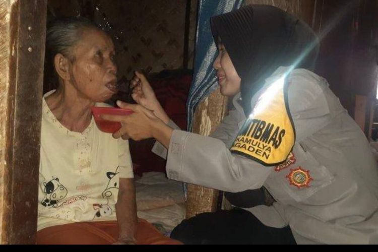 Briptu Shinta Febriani, satu-satunya polwan Bhabinkamtibmas di Polres Subang, Jawa Barat, saat menyuapi lansia. 