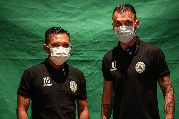 Pelatih fisik PS Sleman Danang Suryadi (kiri) dan pemain PS Sleman Nicolas Velez (kanan) usai memberikan keterangan pers, Selasa (6/4/2021), pada turnamen Piala Menpora 2021 Grup C di Bandung.