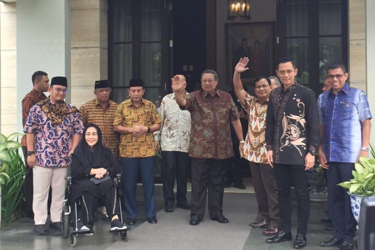 Calon presiden nomor urut 02 Prabowo Subianto mendatangi kediaman Ketua Umum Partai Demokrat Susilo Bambang Yudhoyono (SBY) di kawasan Mega Kuningan, Jakarta Selatan, Jumat (21/12/2018).