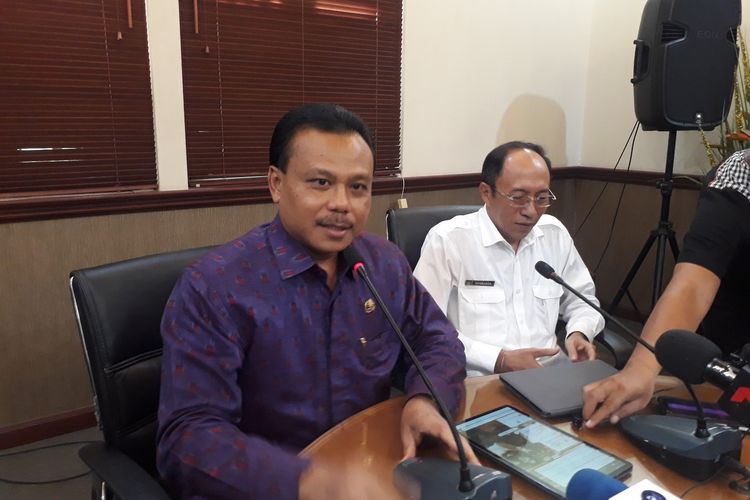 Sekretaris Daerah (Sekda) Provinsi Bali, Dewa Made Indra didampingi Kepala Dinkes Bali, I Ketut Suarjaya saat konferensi pers di Denpasar, Rabu (11/3/2020).